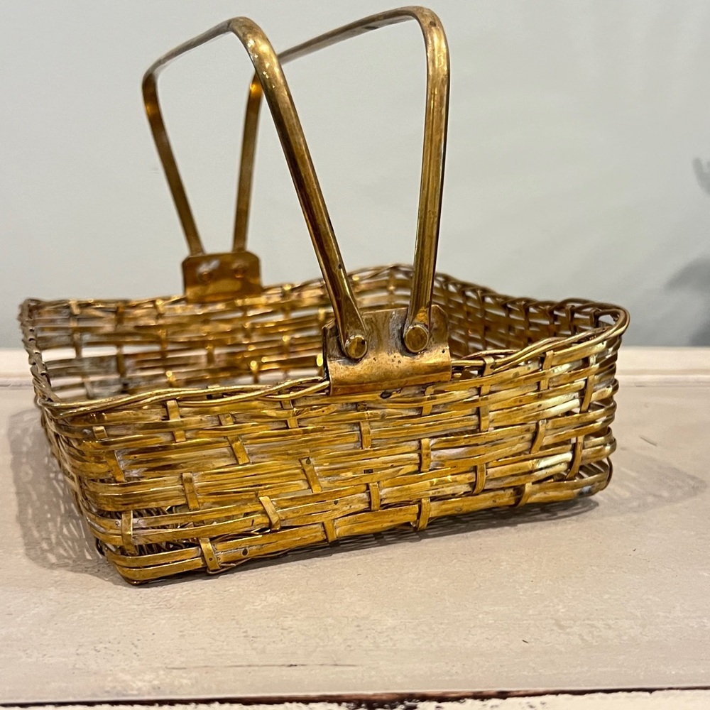 VINTAGE BRASS WOVEN BASKET WITH HANDLES - Picture 4 of 10